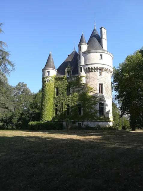 Chateau De La Chaise Saint Eloi - Image 1