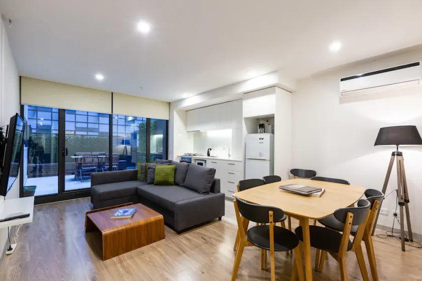 Raphael, 2BDR Carlton Apartment - Image 1