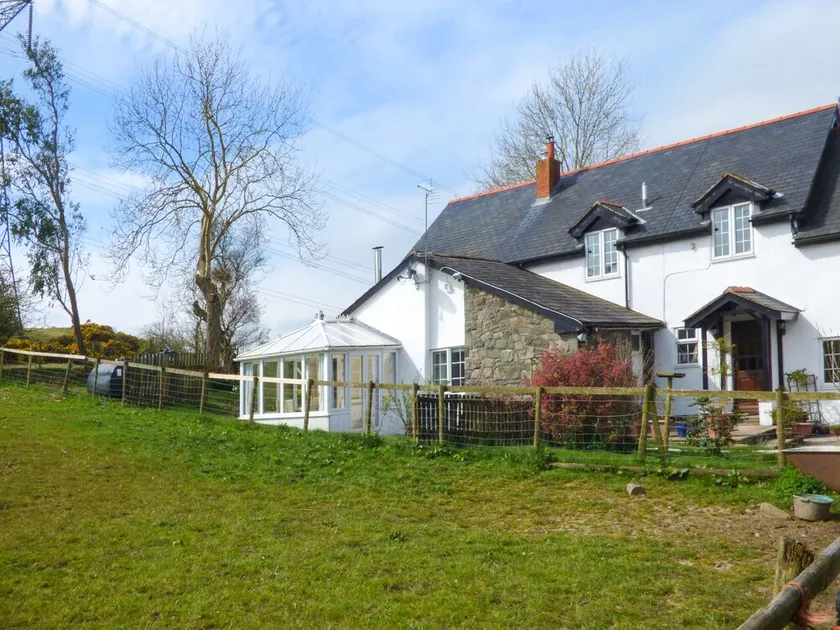 Glan Y Gors Cottage - Image 1