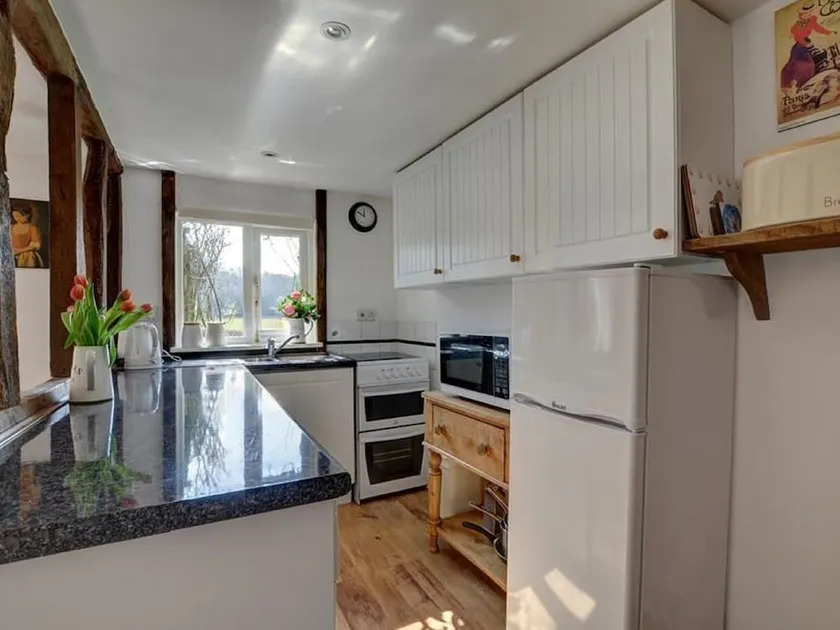 Stunning Cottage set in Quiet Farmyard in Biddenden Countryside - Image 1