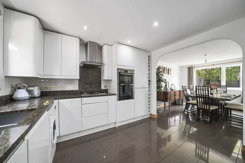 Spacious 5-bed House in Aylesford - Image 1