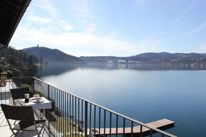 Lakefront apartment with spectacular views - Image 1