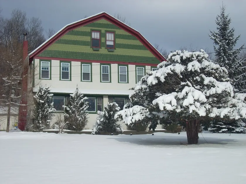Gateway Lodge Bed And Breakfast - Image 1