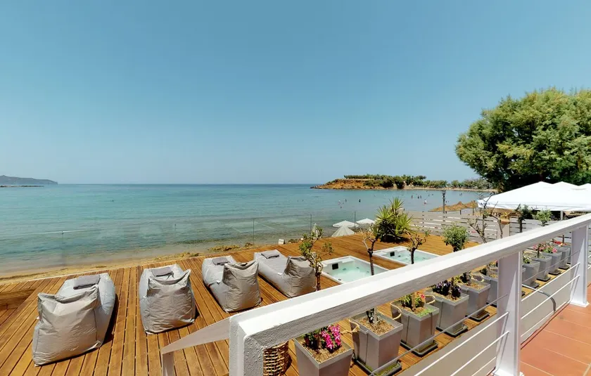 Beachfront Modern Property With 2 Outdoor hot Tubs Only 300m From Restaurants Shops - Image 1