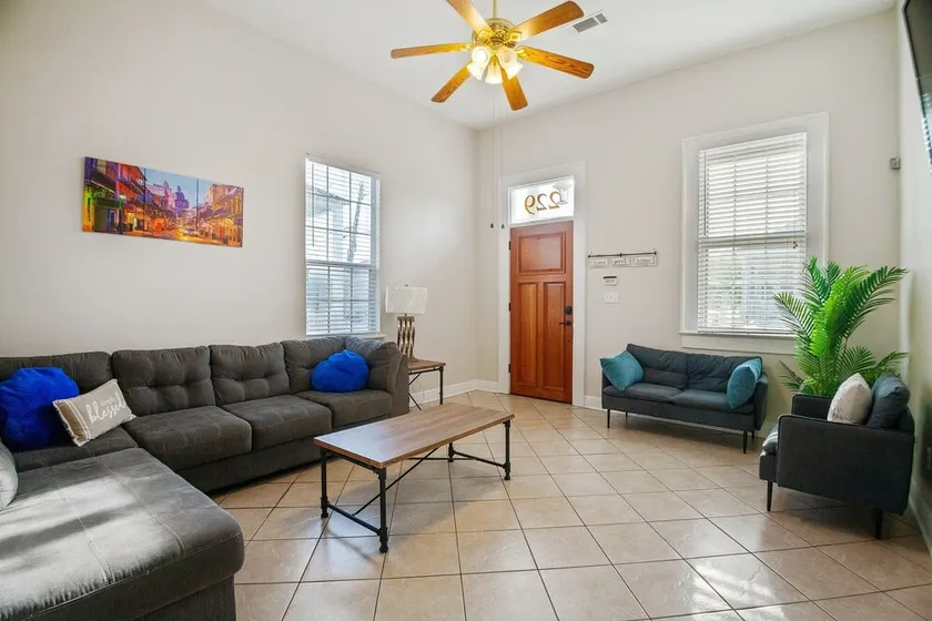 Historic Algiers Point 3 Minutes To Downtown 3 Bedroom Duplex by Redawning - Image 1