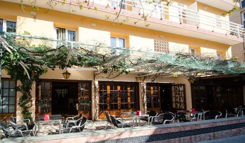 Hostal Lloret - Image 1