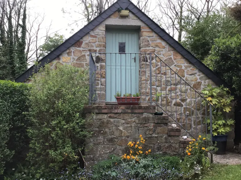 Cozy Camborne Studio Retreat With two Single Beds - Image 1