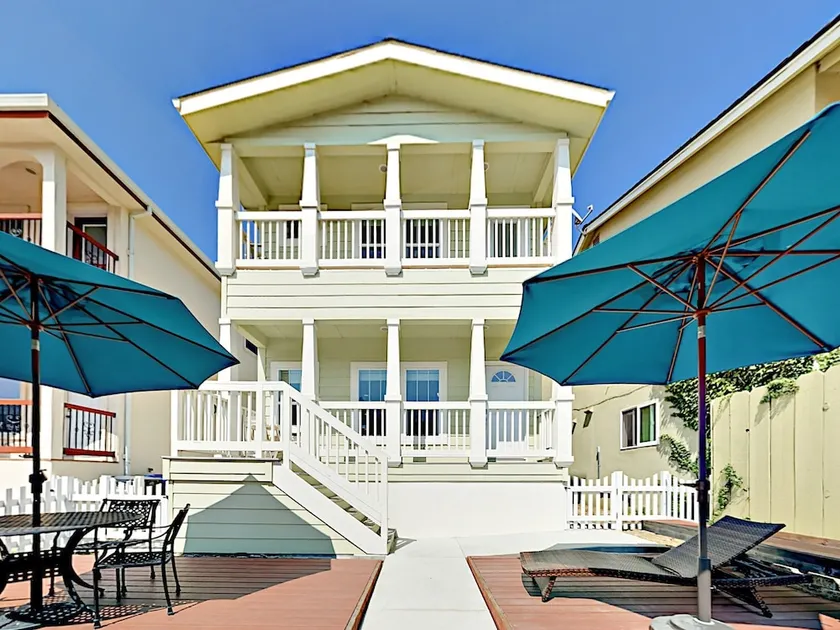 Charming 2br 300 Yards To Beach! 2 Bedroom Home - Image 1