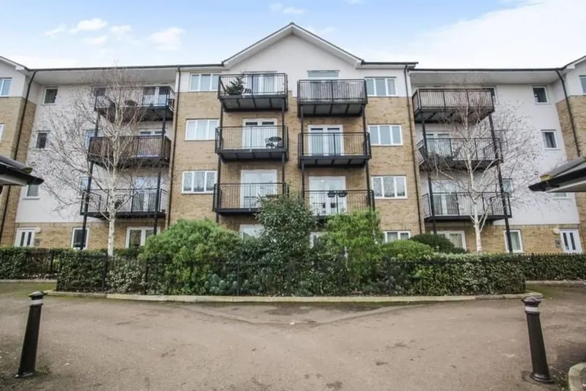 Hitchin - 1 Bedroom Flat - Parking - Image 1