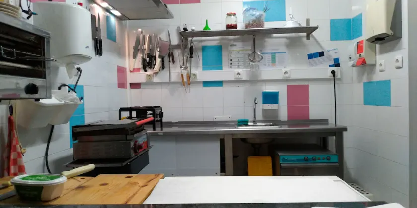 E-Nove Lounge Hostel Caffe - Image 1