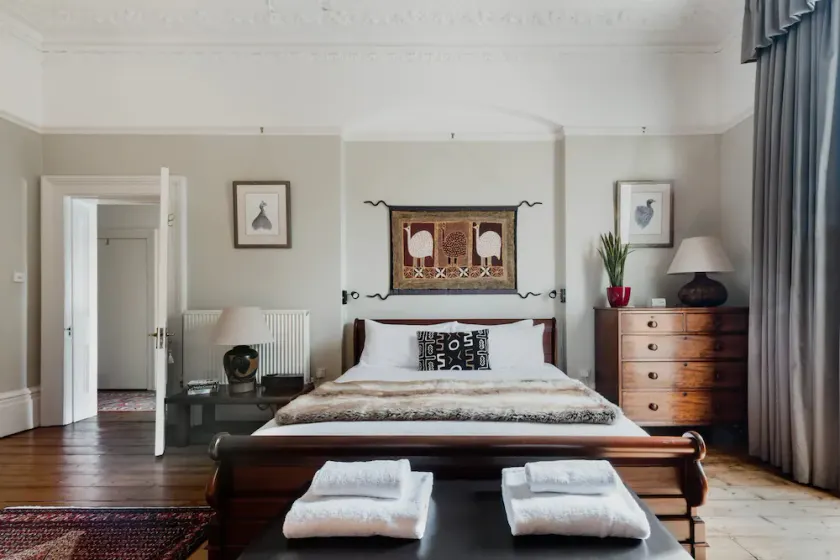 Grand Victorian Apartment in Sought-after Clifton - Image 1