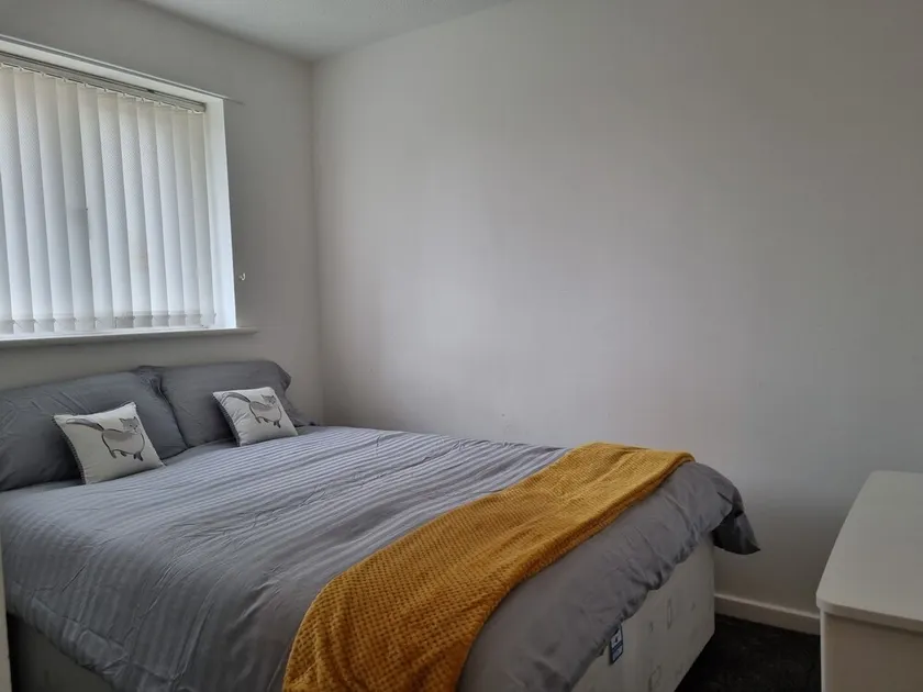 Charming 3-bed House in Leigh Siddow Common - Image 1