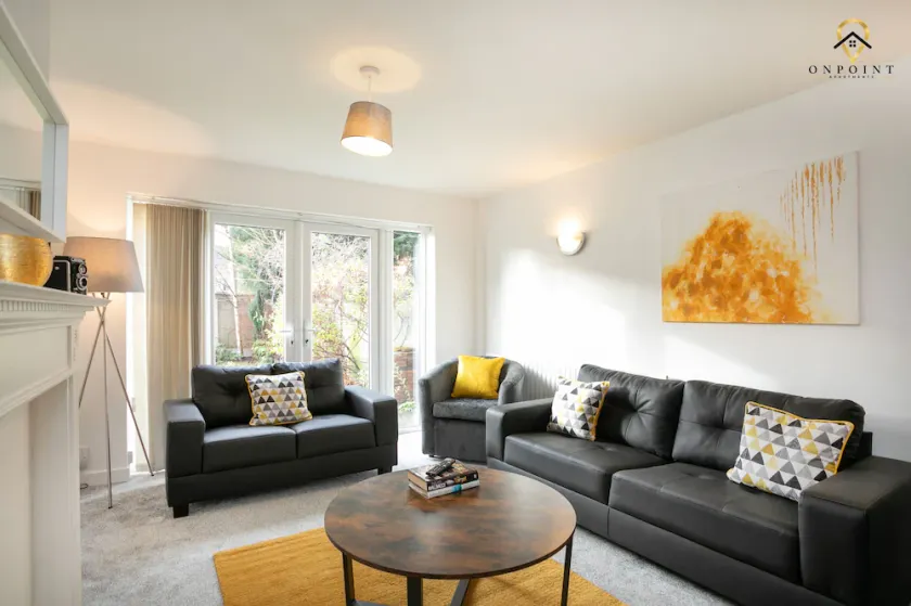 Spacious 6 Bed Home with Parking - Image 1