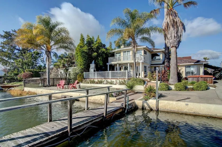 4 Br Waterfront , Private Beach 4 Bedroom Home by RedAwning - Image 1