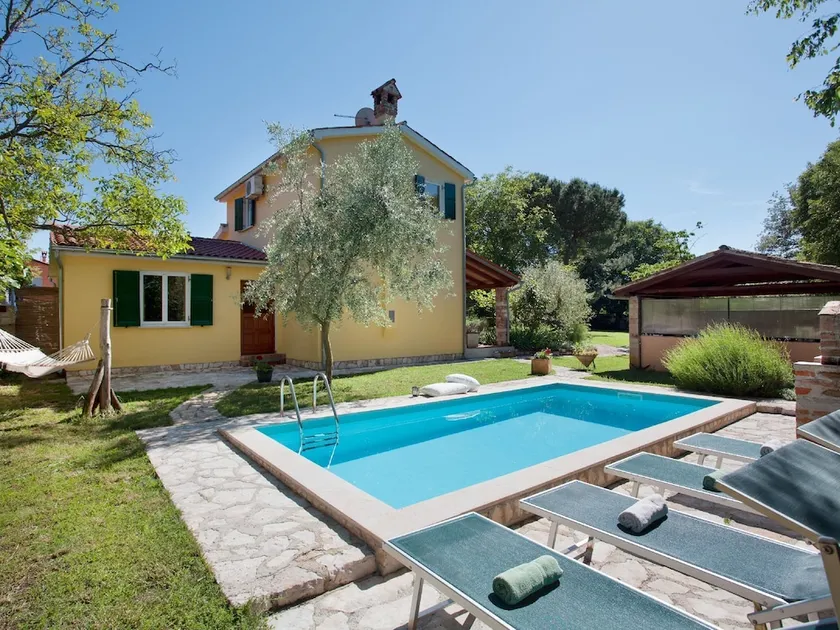 Peaceful Holiday Home in Umag With Swimming Pool - Image 1