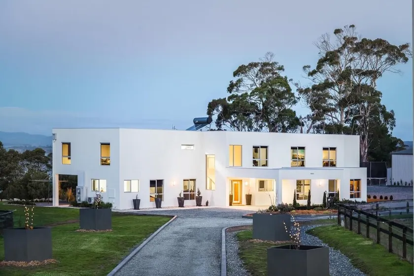 Paradise Point - Entire home in Clarence Point, Tasmania Australia, 10 guests 7 bedrooms 7 beds 3 baths - Image 1