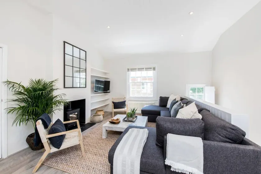 3-bed Mews House, Battersea - Image 1