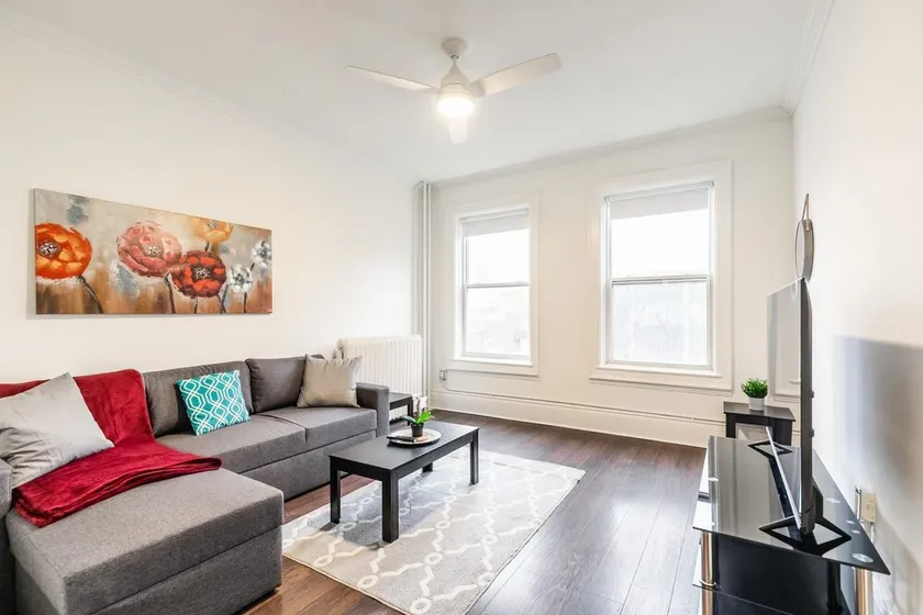 Cozy 2-storey 2BR Apt Near Parks and King St - Image 1