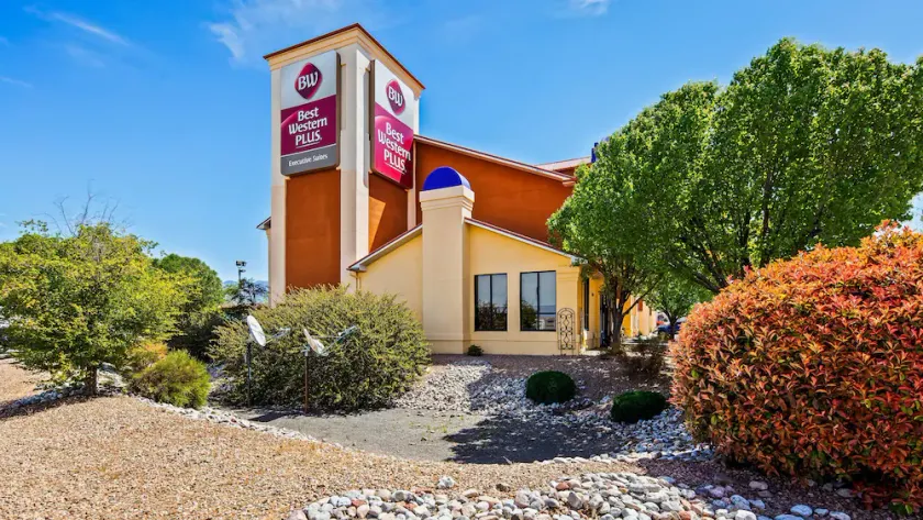 Best Western Plus Executive Suites - Image 1
