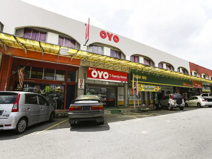 OYO 89615 T Family Hotel - Image 1