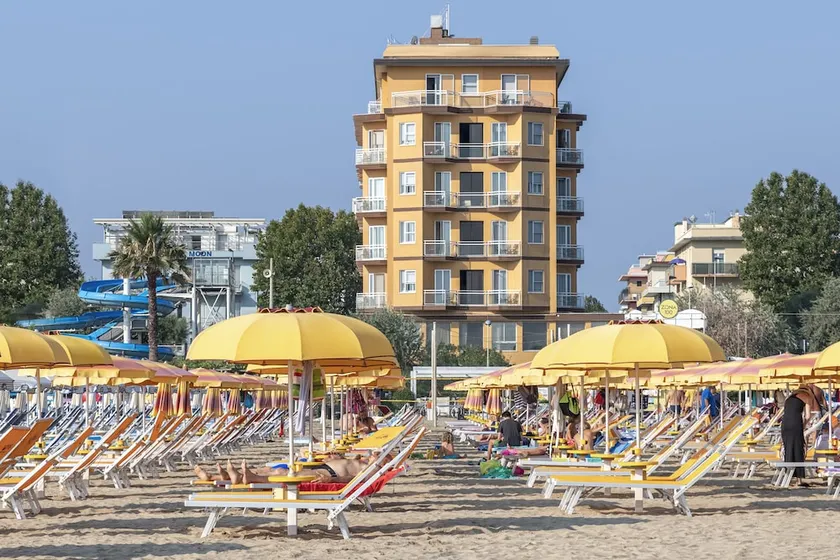 Hotel Carlton Beach - Image 1