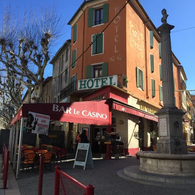 Hôtel Central - Image 1