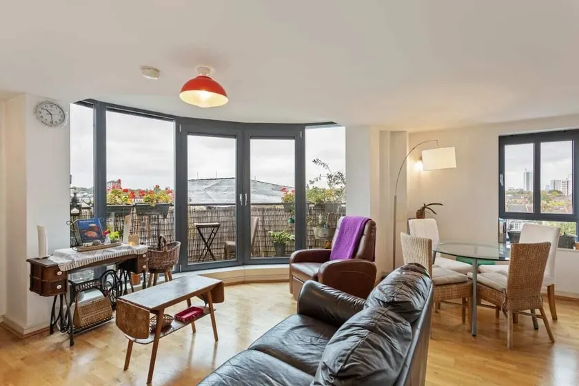 Amazing 2 Bed Apt W/balcony nr Stoke Newington - Image 1