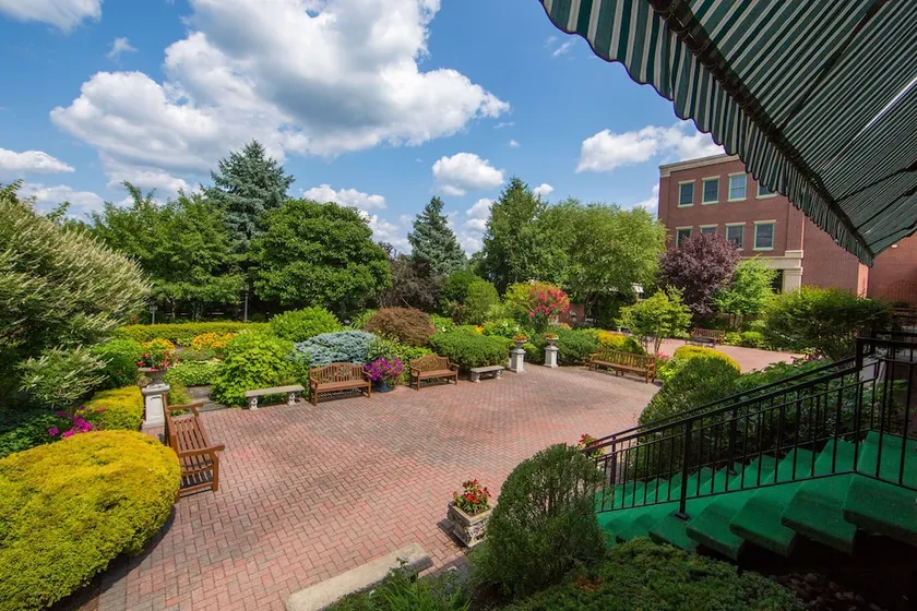 Radnor Hotel - Image 1