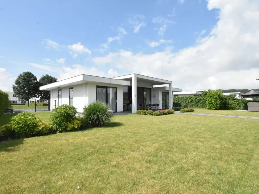 Holiday home with garden, jacuzzi & BBQ - Image 1