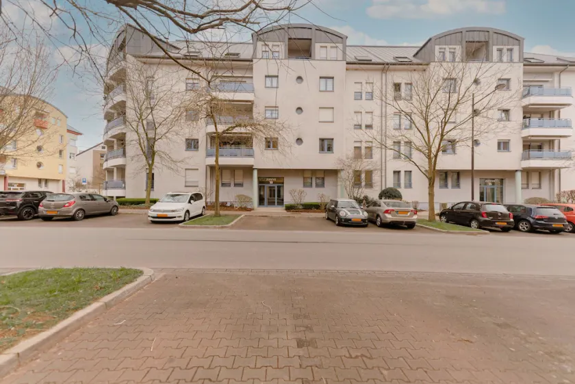 Stylish Open 1BR Apt in Cents w Balcony - Image 1