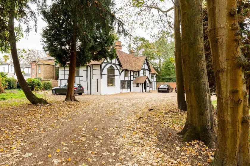 Beautiful 4 Bedroom Property - Image 1