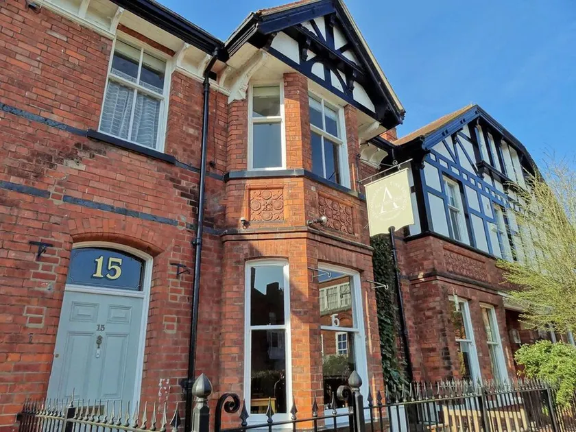 Alcuin Lodge Guest House - Image 1