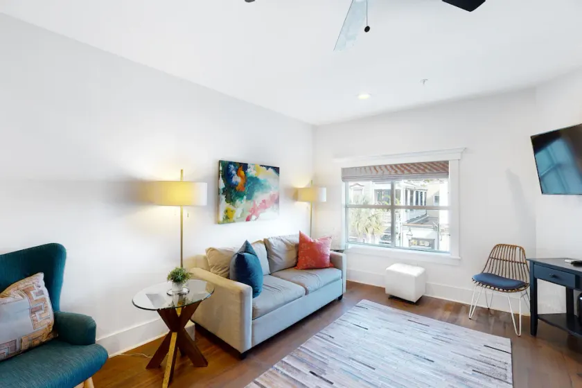 Luxury Hotel Suites @ 493 King - Image 1