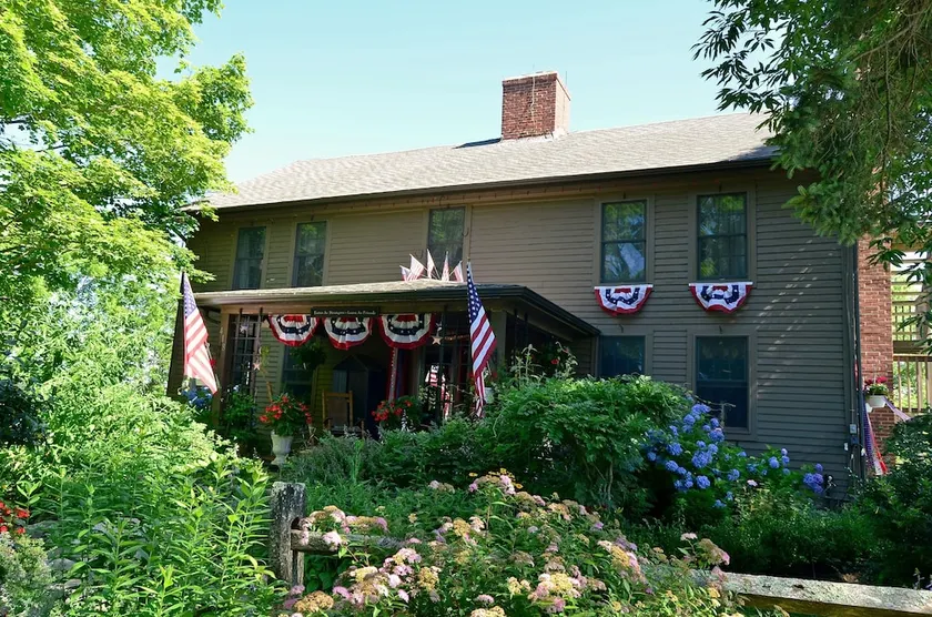 The Roseledge Country Inn & Farm Shoppe - Image 1