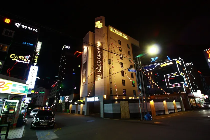 Gray Ground Hotel - Image 1