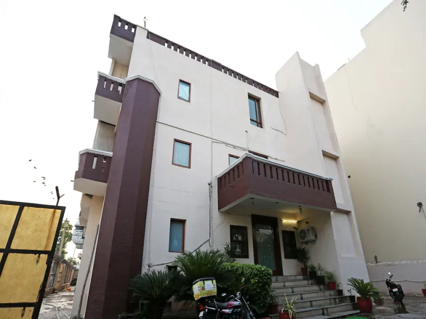 Hotel D Meridien by OYO Rooms - Image 1