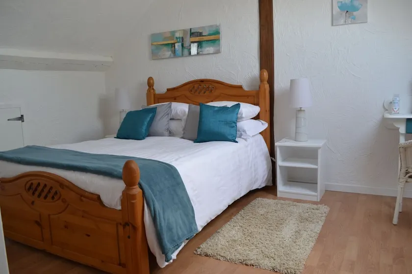 Hirondelle Farm - La Libellule, Double Bedroom - Image 1