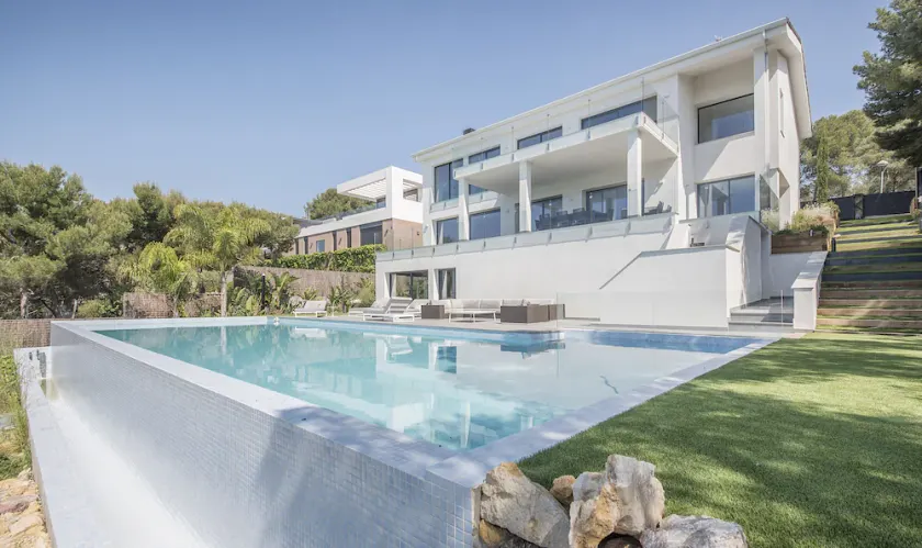 Exclusive tamarit villa - Image 1