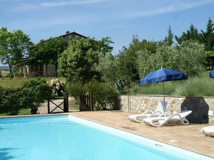 Cosy Apartment With Communal Pool and Stunning Views - Image 1
