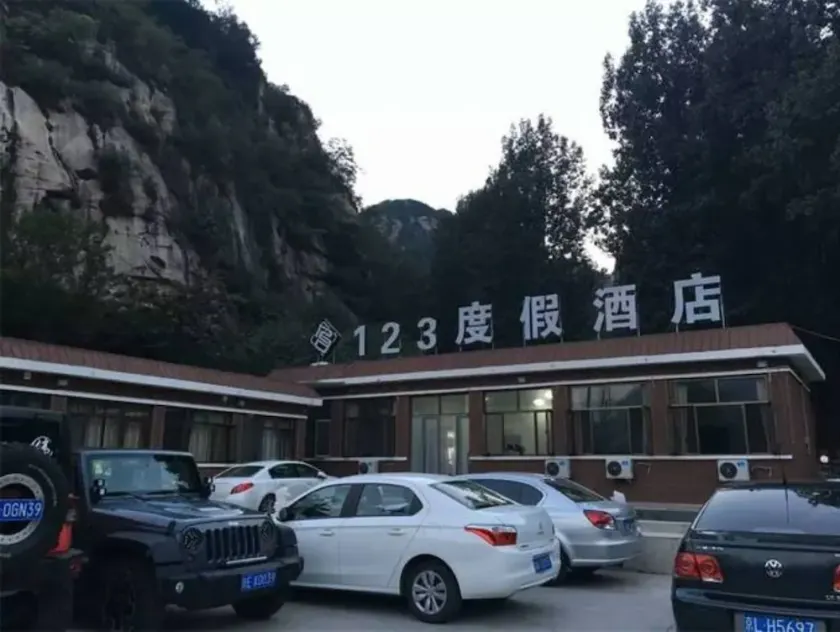 Beijing 123 Holiday Hotel - Image 1