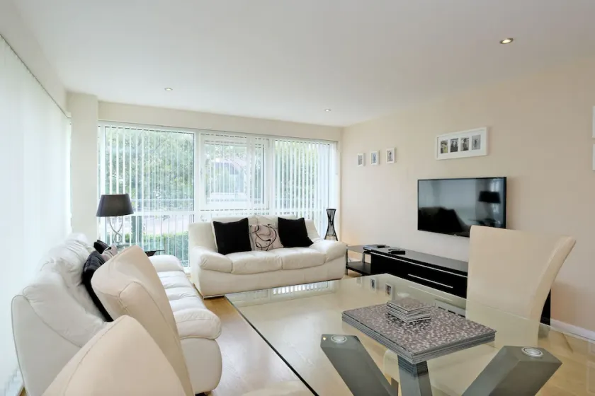 Deluxe and Secure Apartment Close to Aberdeen City Centre - Image 1