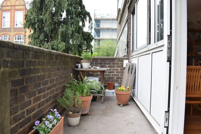 2 Bedroom Flat In Farringdon - Image 1