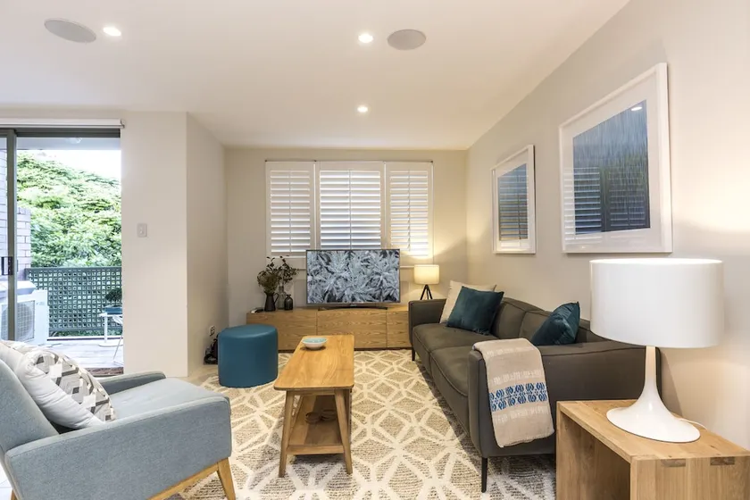 Executive 2 Storey Apartment with Pool - Image 1