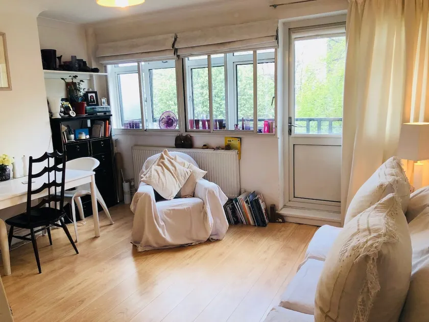 Shadwell 2 Bedroom Flat - Image 1