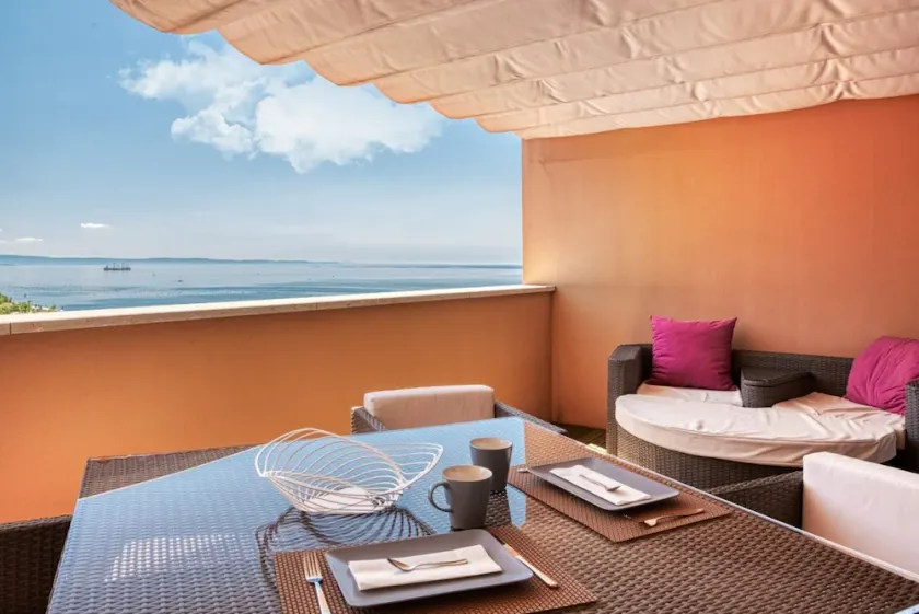 The Lady in Red Studio Flat with Sea View Terrace - Image 1