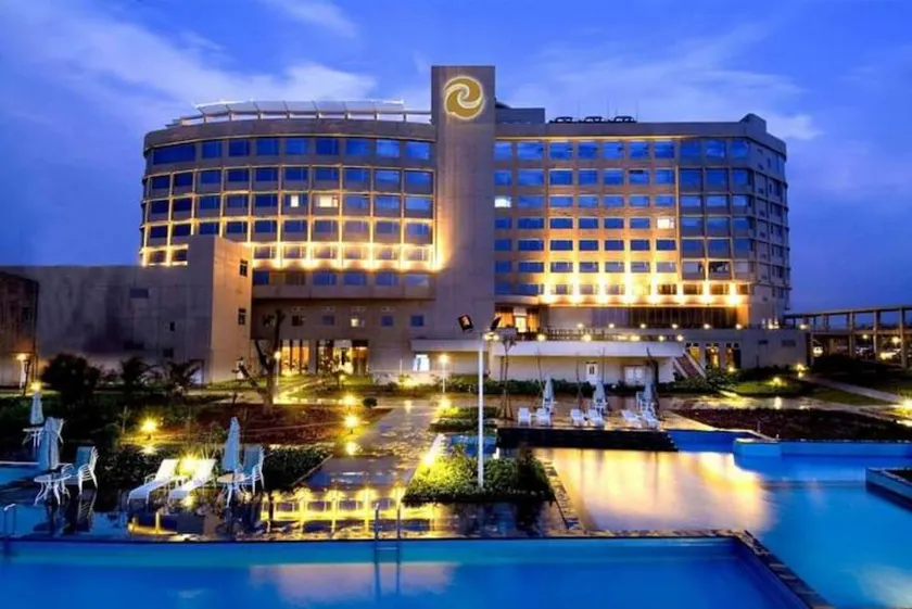 Tienyow Grand Hotel - Image 1