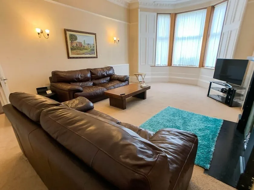 Large Glasgow South Family Home - Free Parking - Image 1