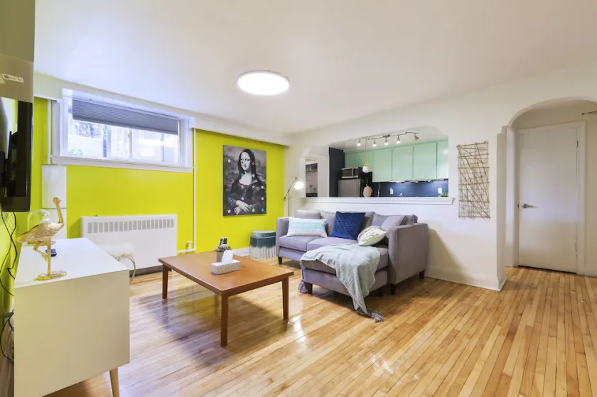Colourful 2-bedroom Apartment - Image 1