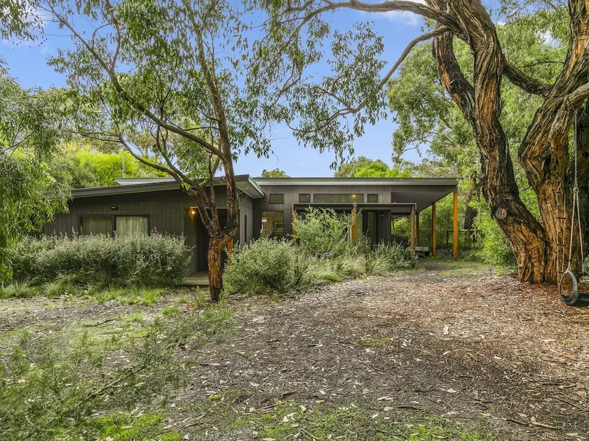 Hidden Escape Free Wifi & Foxtel Surfside PET Friendly - Image 1