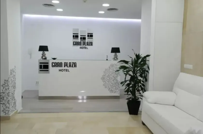 Hotel Gran Plaza - Image 1